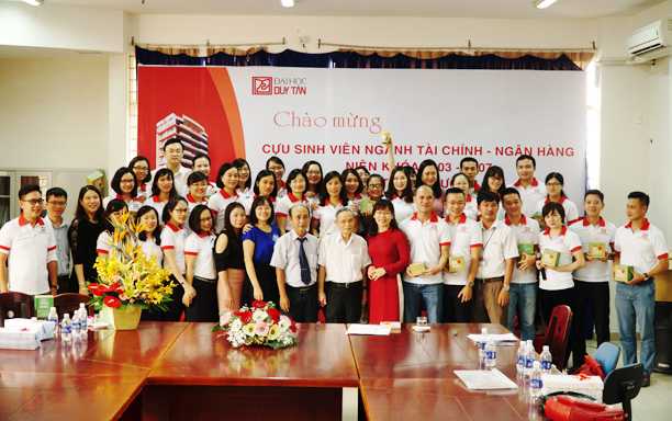 Sinh viên ngành Tài chính - Ngân hàng về thăm Đại học Duy Tân